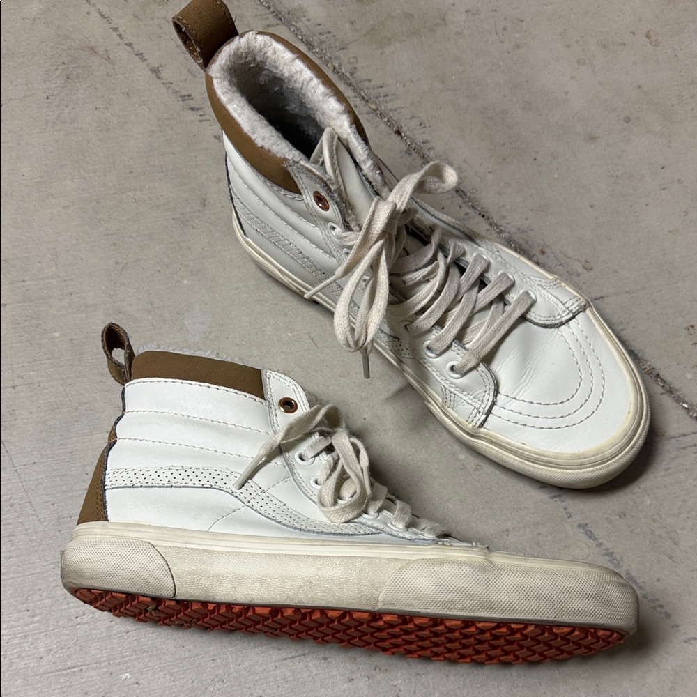 Women’s white hi top VANS Sherpa insides brown leather accents sz 8.5